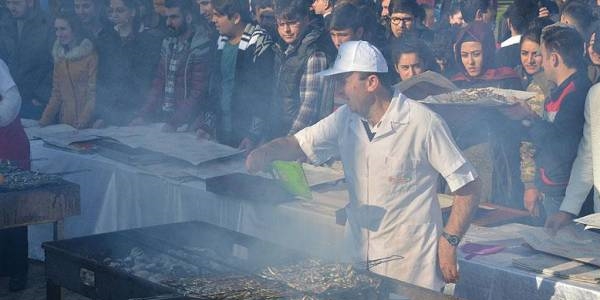 Üniversite öğrencileri 2 saatte 2 ton hamsi tüketti