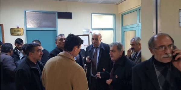 Ağrı'da hastane çalışanlarından iş bırakma eylemi