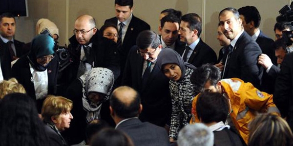 Davutoğlu'nun konuşması sırasında koruma polisi bayıldı