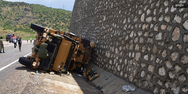 Kırklareli'de askeri araç devrildi: 2 yaralı