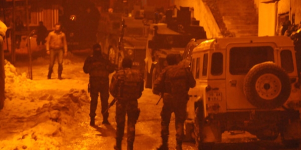 Hakkari'de 20 zırhlı araçlı operasyon