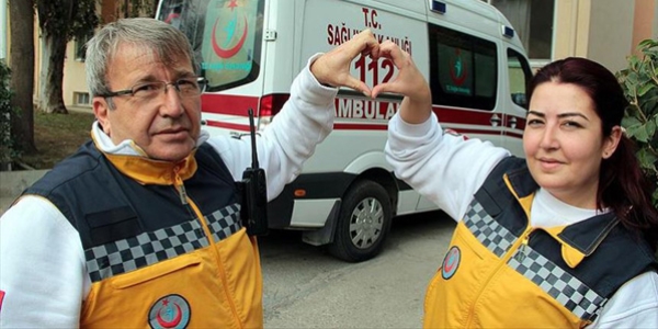 Baba ve kızı beraber nöbet tutuyor
