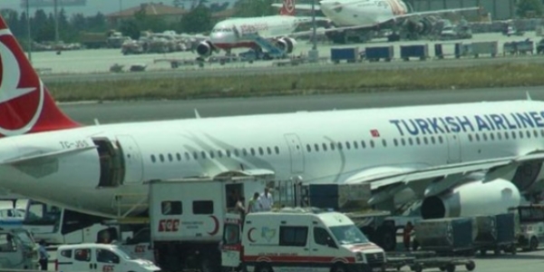 Uçakta kalp krizi geçiren yolcu öldü