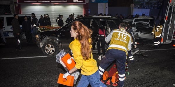 Beyolu'nda polislerden kaan cip Polislere arpt: 9 Yaral