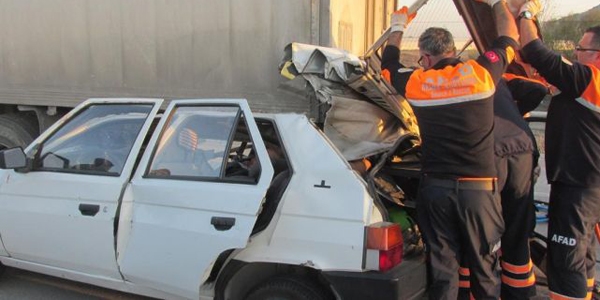 Adana'da otomobil tıra çarptı: 2 ölü, 2 yaralı