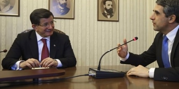 Davutoğlu: Hendek, demokrasiye, halka, vatana ihanettir