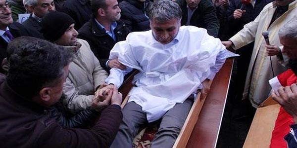 Belediye Başkanından tabutlu protesto