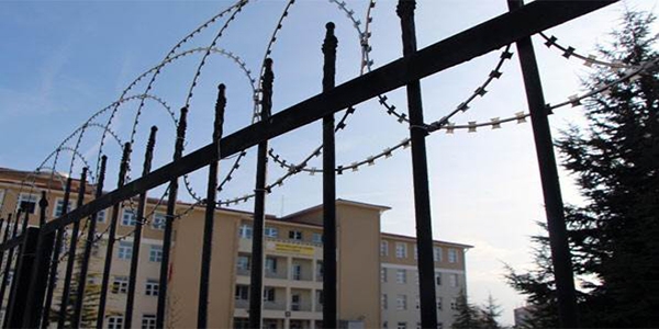 Lisede demir parmaklıkların üzerine jiletli tel önlemi