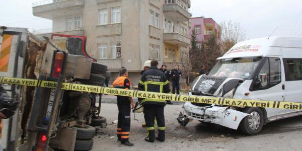Adıyaman'da öğrenci servisiyle kamyon çarpıştı: 17 yaralı