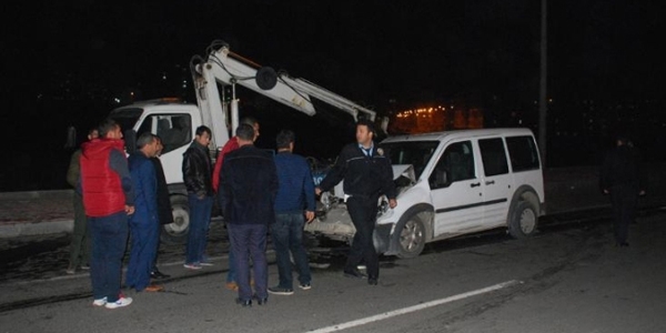 Batman'da polis otosu minibüse çarptı: 2 yaralı