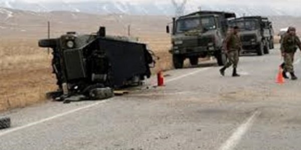 Van'da askeri araç devrildi: 7 Asker yaralı