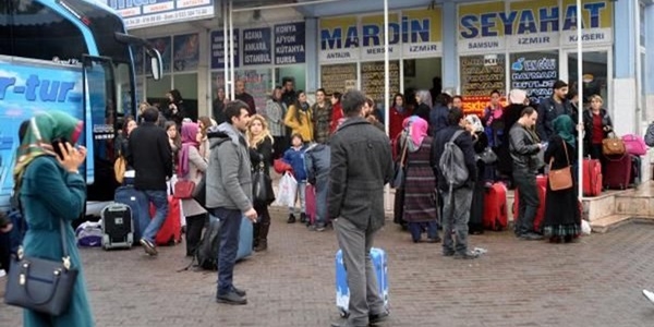 Ne eğitime gidebildiler ne de dönebiliyorlar