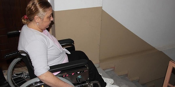 Özgürlüğüne en büyük engel merdivenler