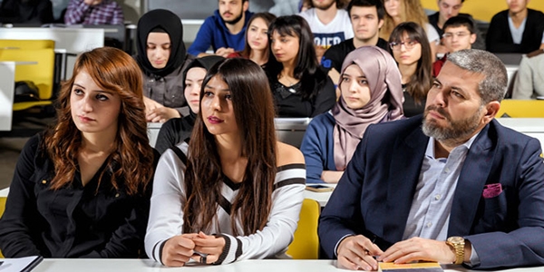 Bu üniversitenin başkanı, danışmanlarını öğrencilerden seçiyor