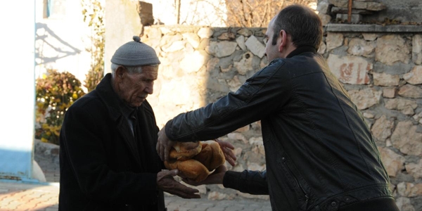 Dargeçit halka gıda paketleri dağıtılıyor