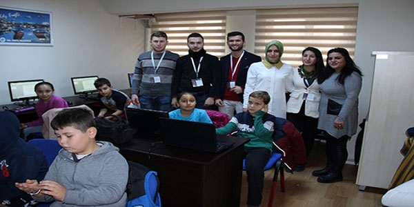 Üniversitelilerden ilk ve ortaokul öğrencilerine bilgisayar eğitimi