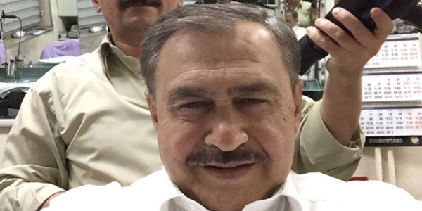 Bakan Veysel Eroğlu berberde selfie çekti