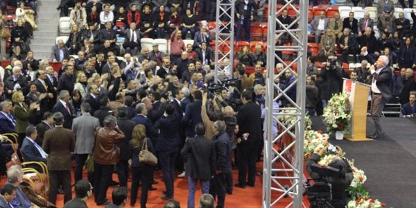 CHP İzmir İl kongresinde kavga çıktı