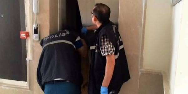 Asansörün kapısına sıkışan çocuk hayatını kaybetti