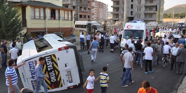 Başkentte servis aracı kaza yaptı: 2'si ağır 15 yaralı