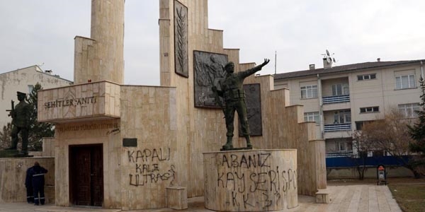 Sivas'ta şehitlik anıtına saldıran 4 kişi hakkında yasal işlem