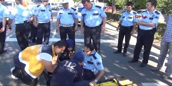 Kendisini durdurmak isteyen polise çarptı, kaçtı