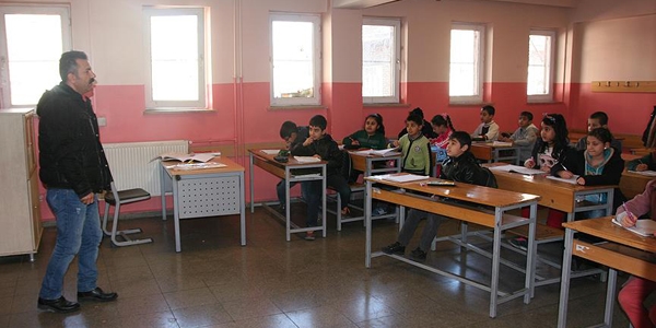 Ateşe verilen okulda eğitime yeniden başlandı