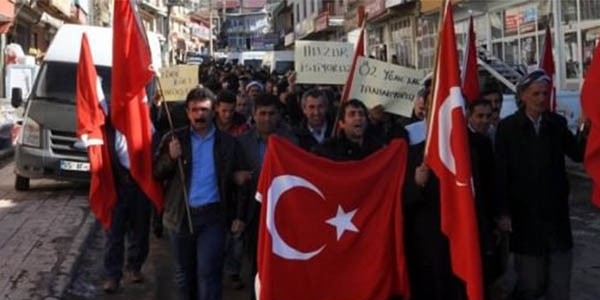 Şırnak'ta PKK'ya karşı Türk bayraklı protesto