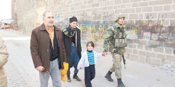 Kürt halkı HDPKK'yı hendeğe gömdü