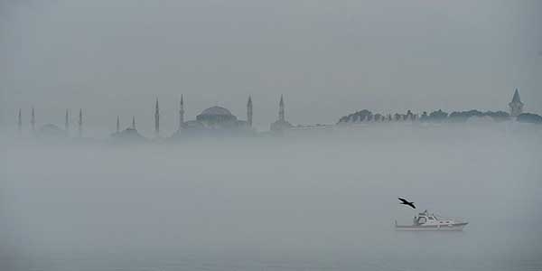 İstanbul Boğazı, yoğun sis nedeniyle gemi trafiğine kapatıldı