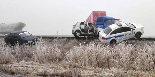 Zincirleme kazada ambulans ve jandarma araçları birbirine girdi