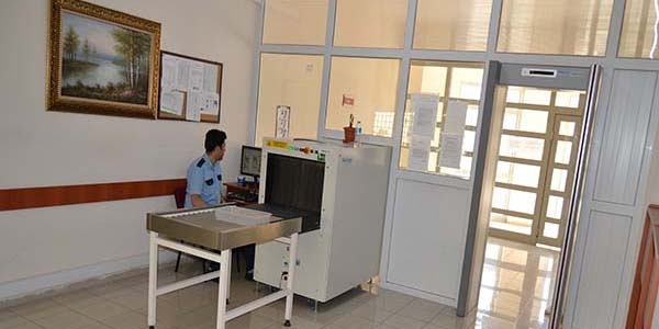 Cezaevi ziyaretinde 6 aylık bebeğin çıplak arandığı iddiası