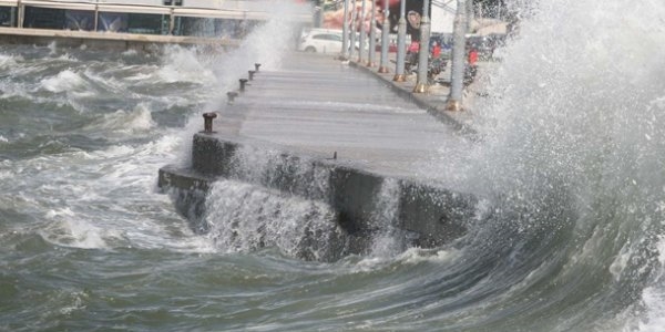 İzmir'de buzlanma, don ve fırtına uyarısı