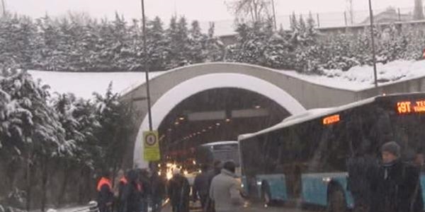 Araçlar yolda kalınca tüneli yürüyerek geçtiler