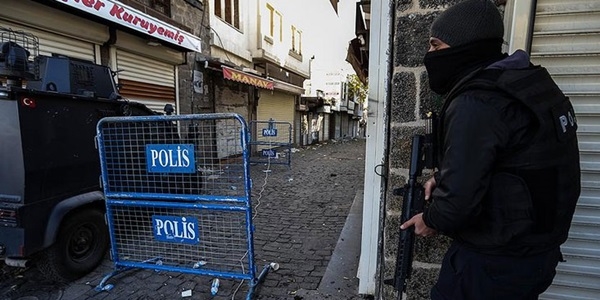 Sur'da soğuk havaya rağmen güvenlik güçleri göreve devam ediyor