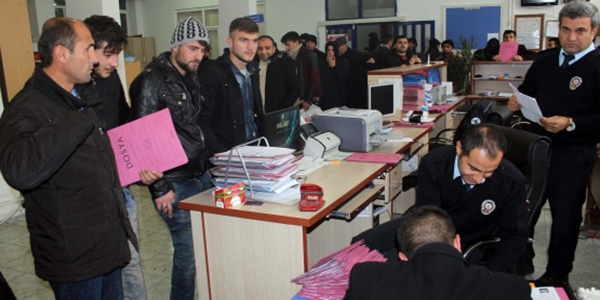 Stajyer sürücü olmamak için uzun kuyruk oluşturdular