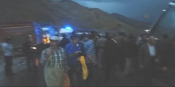 Hakkari'de minibüs devrildi: 11 yaralı