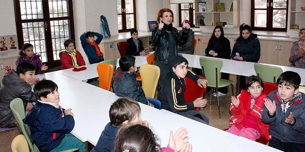 'Mucit abla' bilimi sevdirmek için Türkiye'yi dolaşıyor