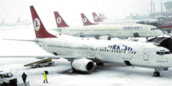 Atatürk Havalimanı 30 dakika uçuş trafiğine kapandı