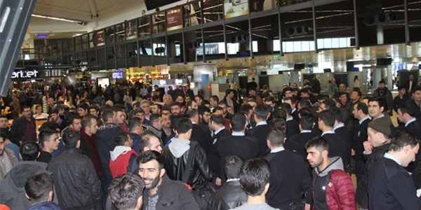 Atatürk Havalimanı'nda yolcular çalışanlara saldırdı