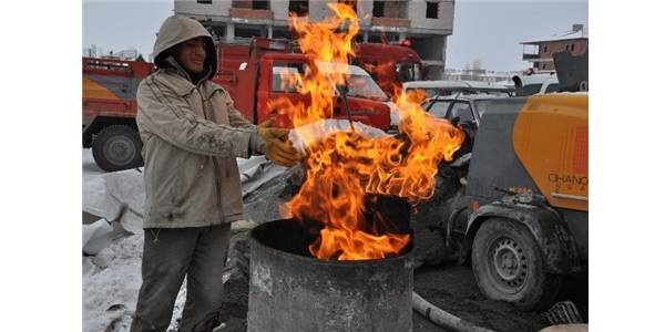 Kars'ta inşaat işçilerinin soğukla mücadelesi