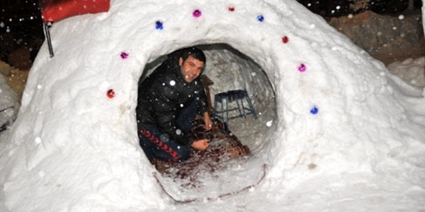 Hakkari'de esnaf kardan eskimo ev yapt
