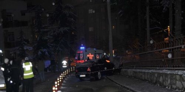 Polis aracı karda kayanlara çarptı: 8 yaralı