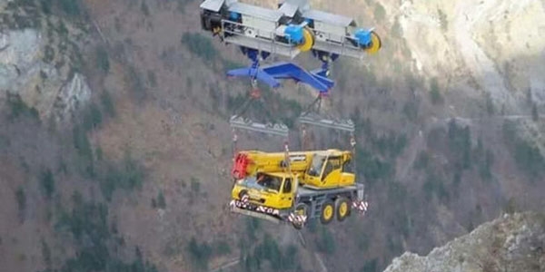 İş makineleri vinçlerle taşındı