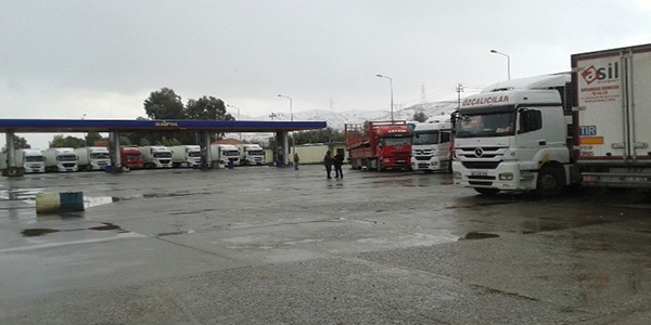 Türk TIR şoförleri Irak'ta mahsur kaldı