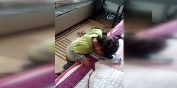 Şehit çocuğu baba özlemini fotoğraflarla gideriyor