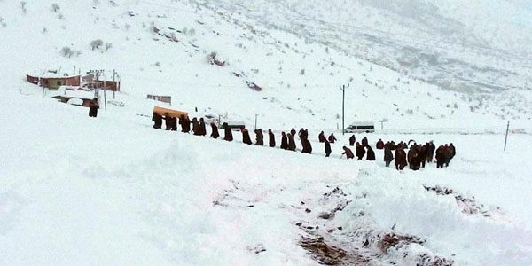 Cenaze, köy yolu ulaşıma açılınca defnedilebildi