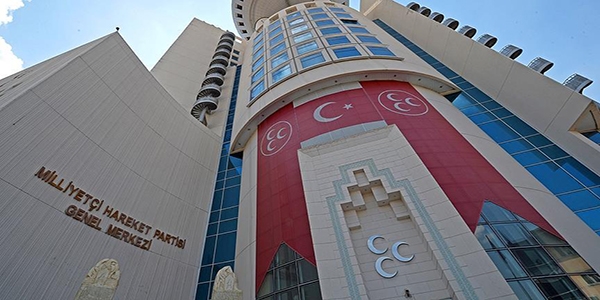 MHP'de muhalifler imzaları birleştiriyor