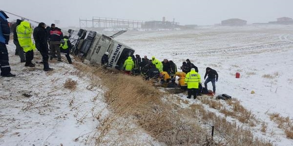 Krehir'de yolcu otobs devrildi: 7 l 27 yaral