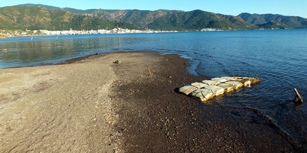 Marmaris'te deniz 10 metre çekildi